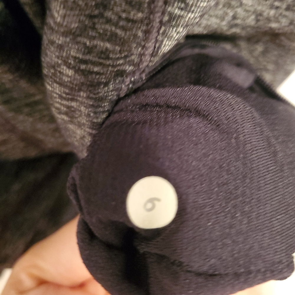 Lululemon Pace Pusher 1/2 zip Pullover. Black and dark grey. Size 6. - Picture 8 of 12
